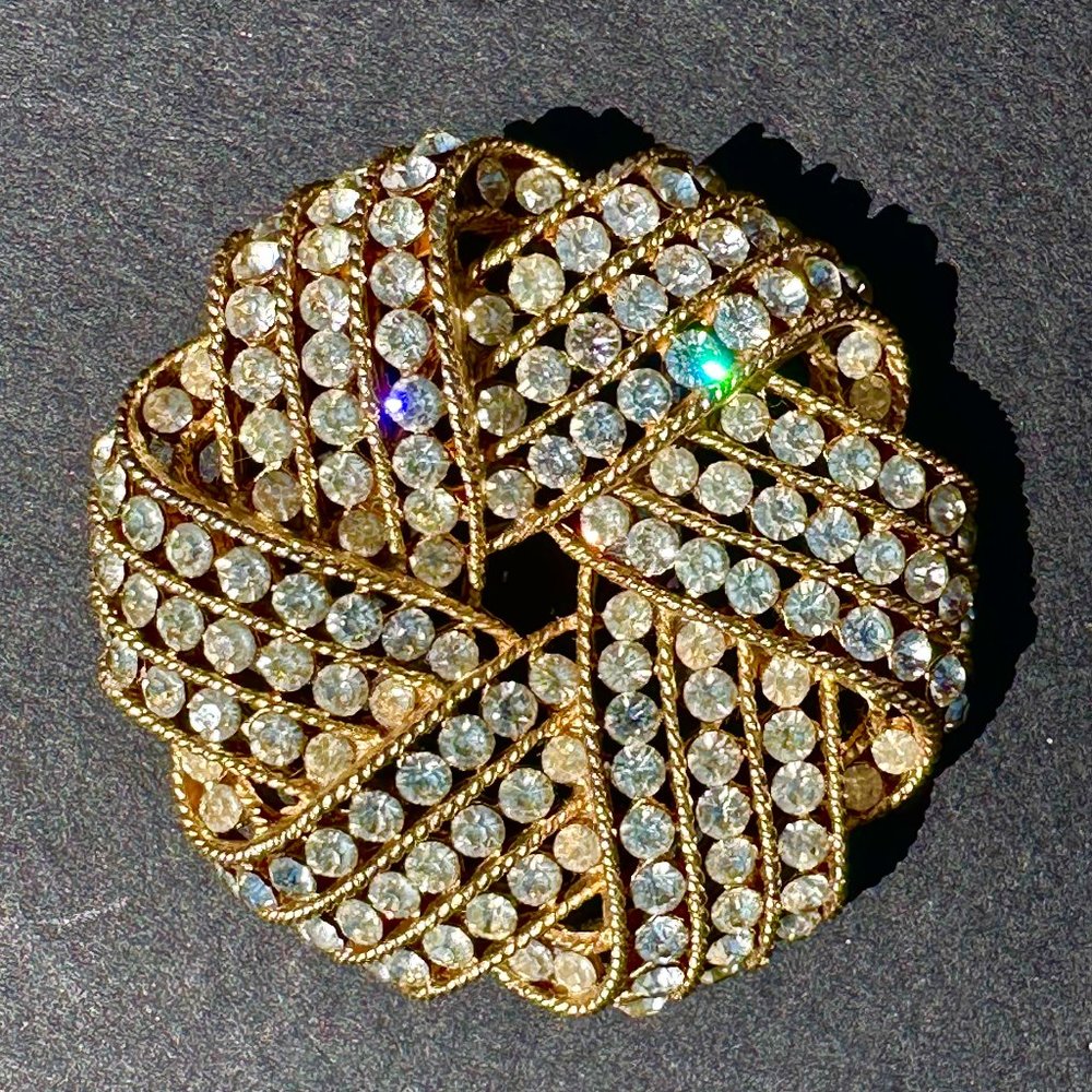 Dazzling Vintage Signed  Trifari Rhinestone Gold Tone Love Knot Brooch Pin